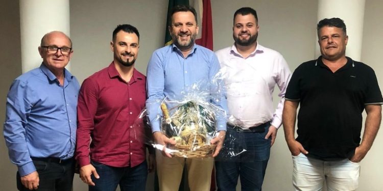 Em reunião com secretário de Estado da Infraestrutura, prefeito solicita recursos para Nova Trento