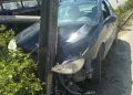 Carro é abandonado após colisão com poste