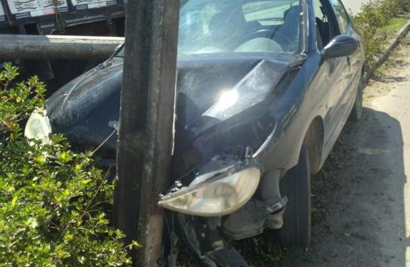 Carro é abandonado após colisão com poste