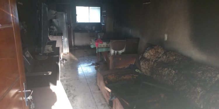 Homem agride ex-mulher e ateia fogo em casa, em São João Batista