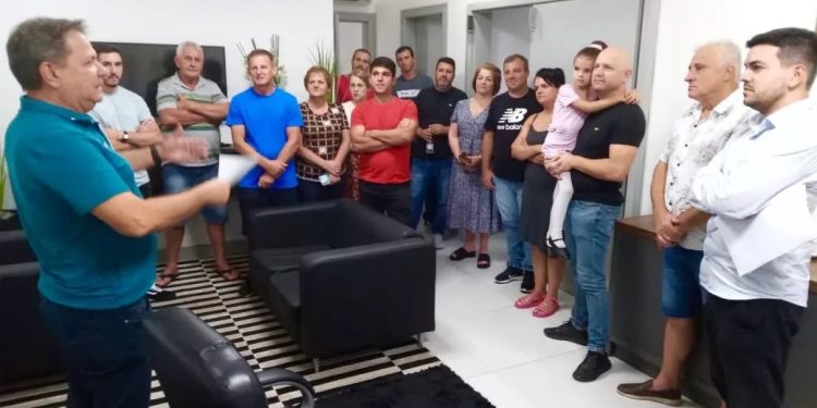 Moradores se reúnem na prefeitura e reivindicam obras