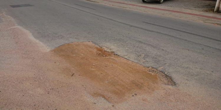 Prefeitura processa ex-prefeito Daniel, empresa e Associação