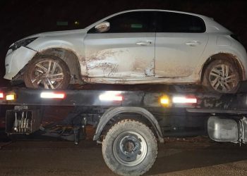 Após fugir da polícia em alta velocidade, motorista colide contra barranco