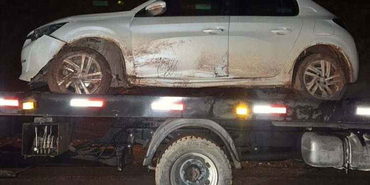 Após fugir da polícia em alta velocidade, motorista colide contra barranco