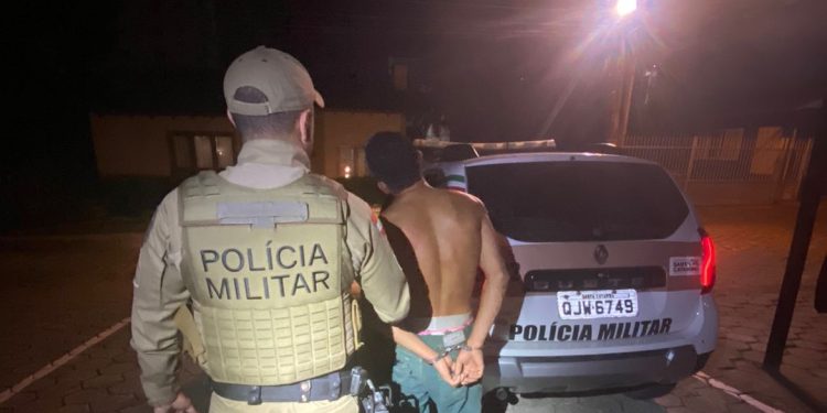 Homem agride mulher e foge com criança de seis meses, em São João Batista