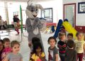 Coelho da Páscoa visita escolas e creches de Nova Trento