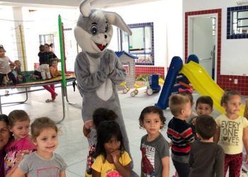 Coelho da Páscoa visita escolas e creches de Nova Trento