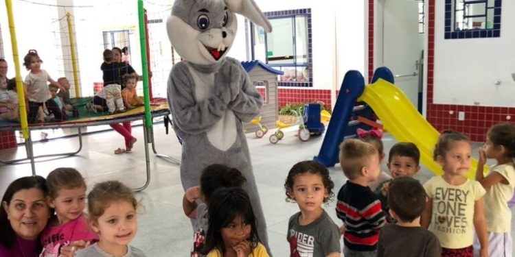 Coelho da Páscoa visita escolas e creches de Nova Trento