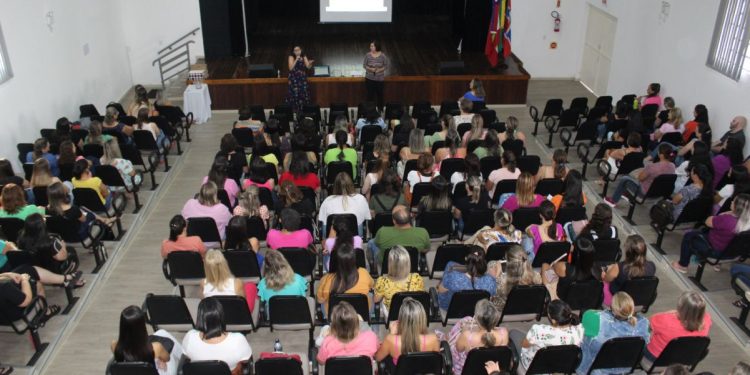 Educação Infantil: professoras e monitoras participam de capacitação nesta quarta