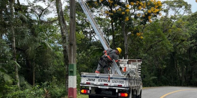Aproximadamente 120 luminárias são trocadas por luzes LED na estrada geral do Morro da Cruz