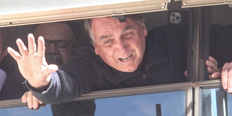 Ex-presidente Jair Bolsonaro chega ao Brasil