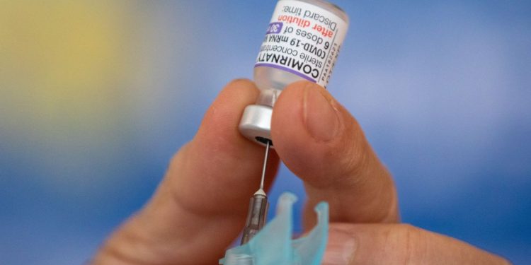 Saúde reforça importância de completar ciclo vacinal contra a covid-19