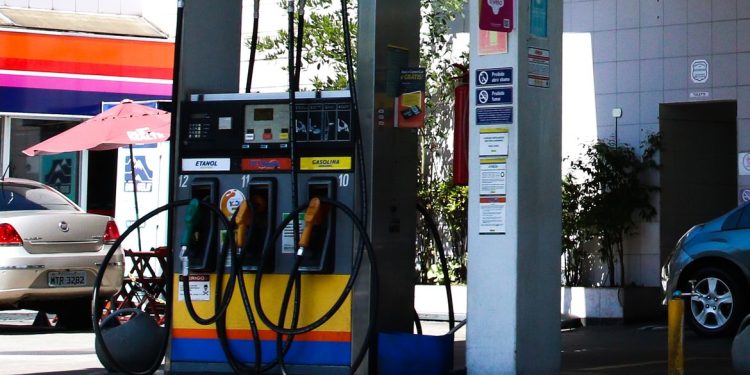 Gasolina sobe 6,09% após reoneração dos combustíveis