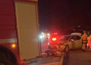 Carro e moto se envolvem em acidente em SJB. Duas pessoas ficam feridas