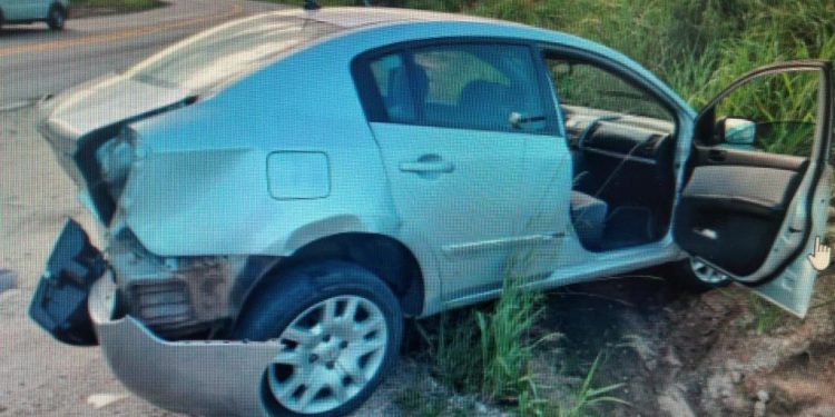 Carro é atingido após parar em acostamento na SC-108