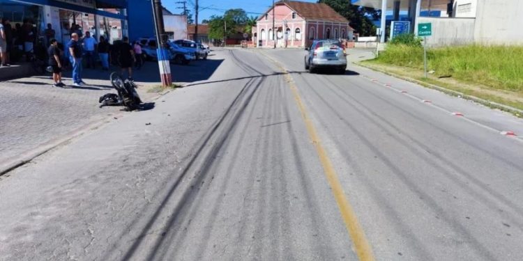 Mulher fica gravemente ferida em acidente entre carro e moto, em São João Batista