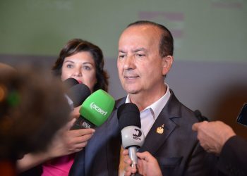 Escolas de SC terão segurança armada, anuncia governador