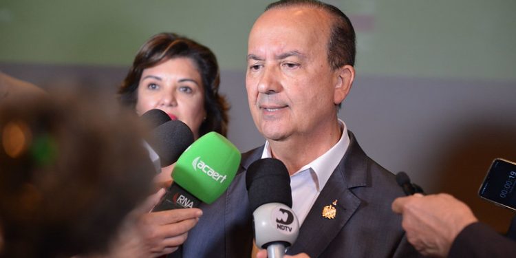 Escolas de SC terão segurança armada, anuncia governador