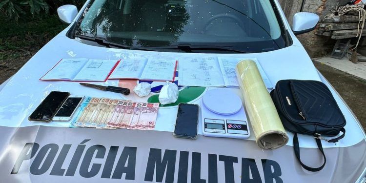 Mãe e filha são presas por suspeita de tráfico de drogas em São João Batista