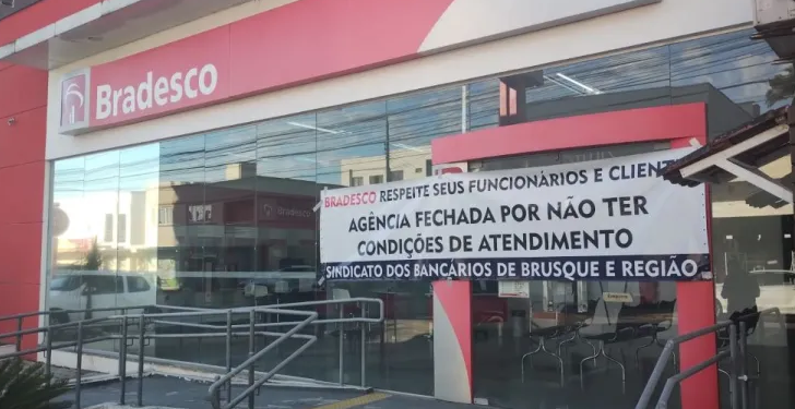 Sindicato dos Bancários fecha agência do Bradesco em São João Batista