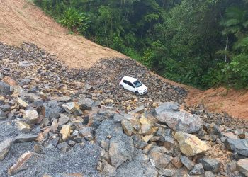 Motorista perde direção e cai em barranco de 30 metros, em Nova Trento