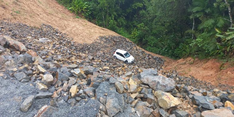 Motorista perde direção e cai em barranco de 30 metros, em Nova Trento