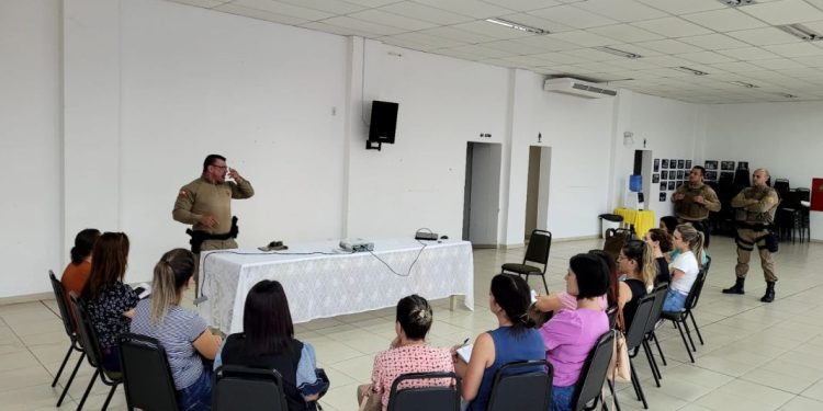 Polícia Militar orienta equipe técnica da Educação sobre segurança nas escolas em Nova Trento