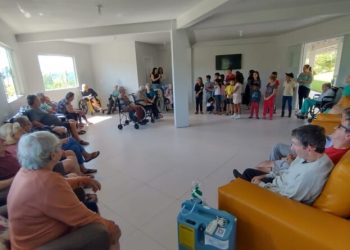 Crianças visitam Lar Olindina Kammer e interagem com idosos