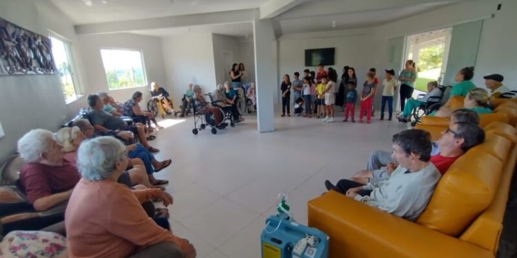 Crianças visitam Lar Olindina Kammer e interagem com idosos