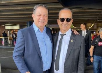 Prefeito de São João Batista se encontra com Governador em aeroporto