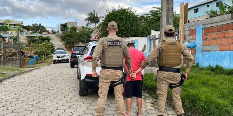 Revólveres carregados, munições, drogas e dinheiro são apreendidos em São João Batista