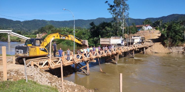 Prefeitura de São João Batista conclui construção de ponte provisória no acesso à Colônia Nova Itália