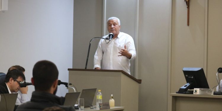 Câmara de São João Batista vai investigar vice-prefeito por fotos com dinheiro no gabinete