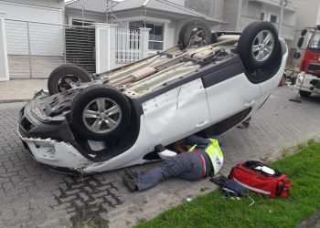 Motorista capota veículo ao colidir com carro estacionado em Tijucas