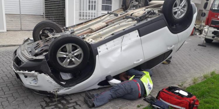 Motorista capota veículo ao colidir com carro estacionado em Tijucas