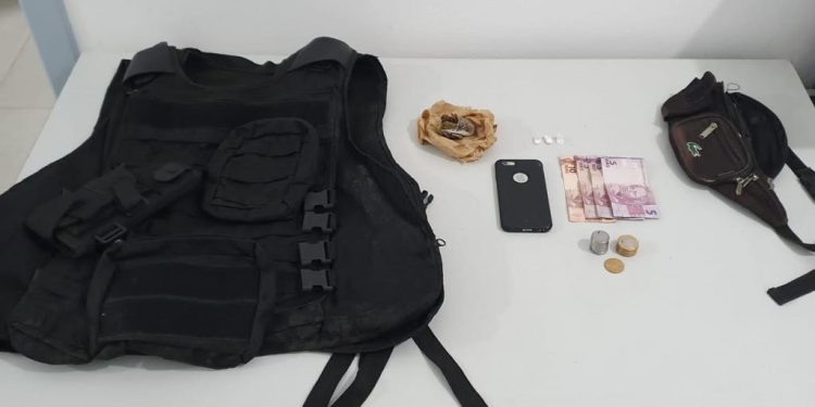 Adolescente de 15 anos é apreendido com drogas e capa de colete balístico