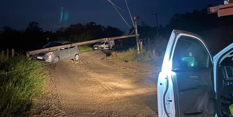 Carro com dois ocupantes colide de frente com poste, em Tijucas