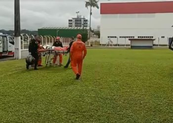 Idoso de 82 anos sofre traumatismo ao cair de bicicleta após colisão com moto