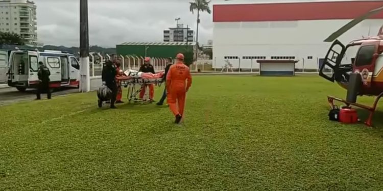 Idoso de 82 anos sofre traumatismo ao cair de bicicleta após colisão com moto