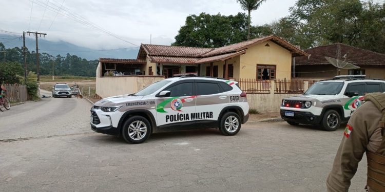 Ladrões roubam comércio no interior de São João Batista e um é preso