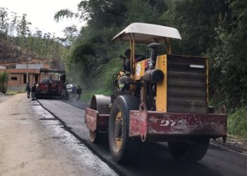 Inicia-se a colocação da primeira camada de asfalto no Trinta Réis