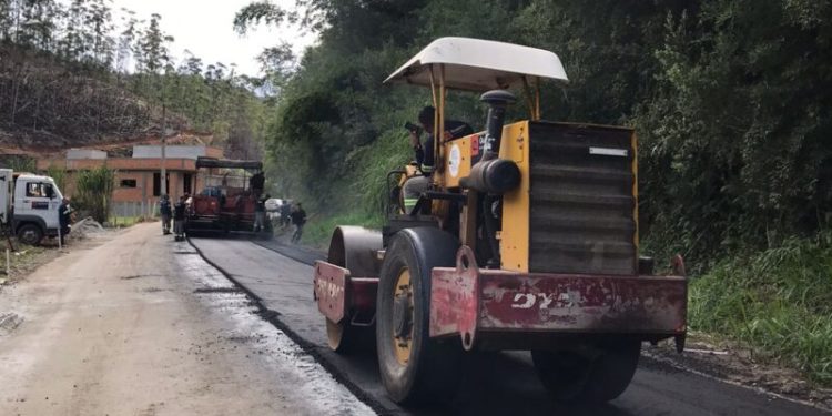 Inicia-se a colocação da primeira camada de asfalto no Trinta Réis
