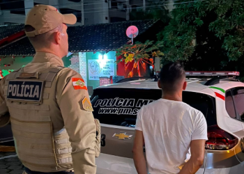 Homem embriagado é preso após discutir com mulher e vandalizar apartamento