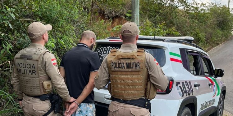 PM prende homem e mulher por furto de energia, em São João Batista