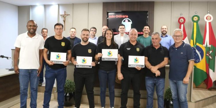 Delegado e policiais são homenageados na Câmara de São João Batista