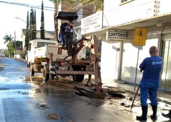 Rede de água rompe e compromete abastecimento no centro de São João Batista