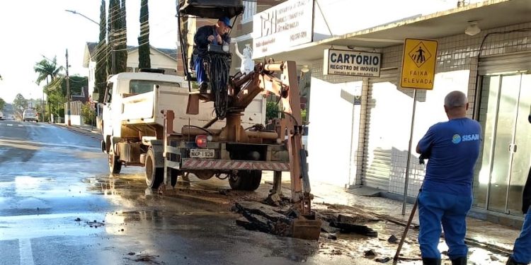Rede de água rompe e compromete abastecimento no centro de São João Batista