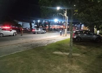 Após acidente com carro e árvore, motorista é preso sob suspeita de embriaguez