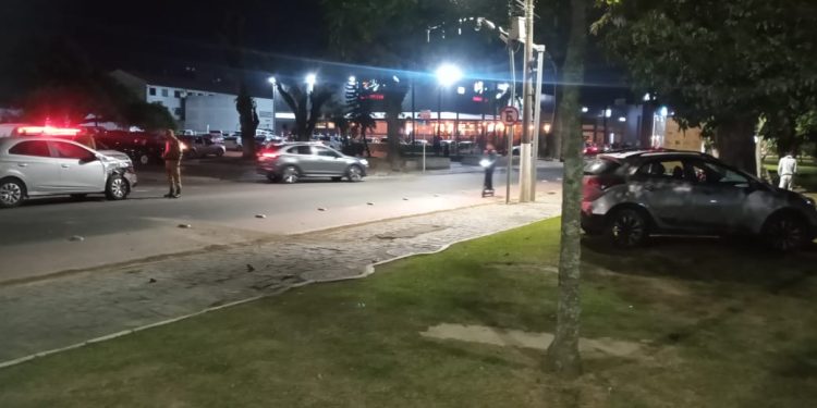 Após acidente com carro e árvore, motorista é preso sob suspeita de embriaguez