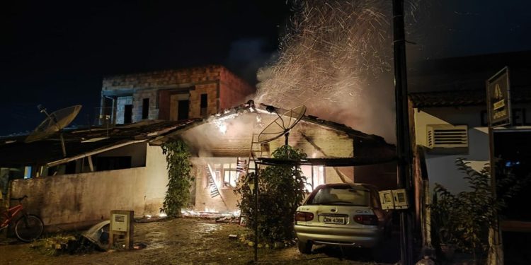 Casa é destruída por incêndio em Canelinha